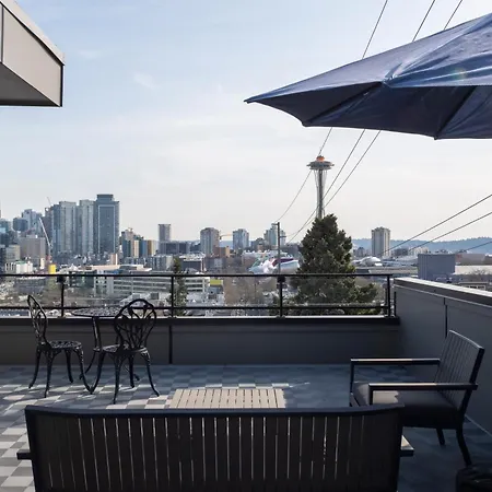 Modern Townhome With Space Needle View